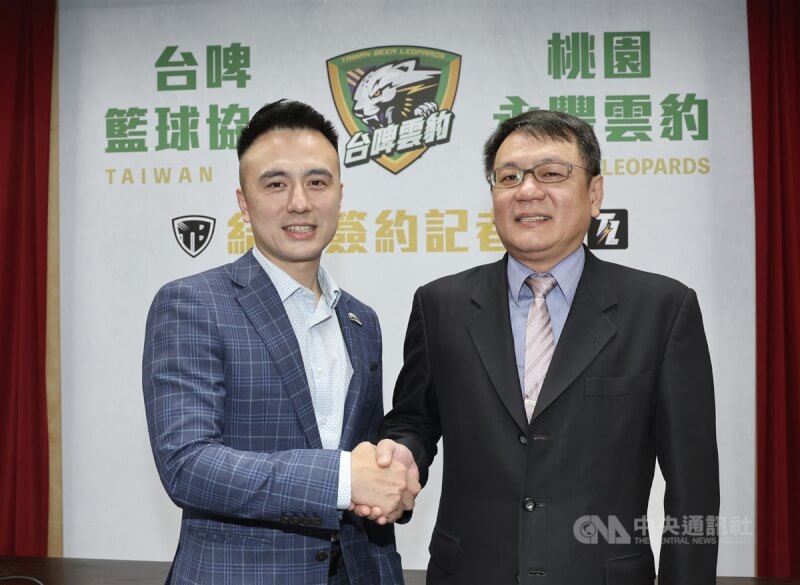 T1職業籃球聯盟桃園永豐雲豹4日宣布和台啤籃球協會正式結盟合作,下個賽季將改名為「台啤雲豹」,台灣菸酒公司董事長丁彥哲(右)、雲豹執行長張建偉(左)握手致意,期待結盟能帶給球迷更多驚喜。中央社記者張皓安攝 112年7月4日