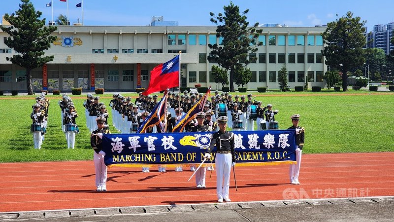 海軍官校鼓號樂隊8日將首度在室內表演，進入高流展開「2023總統府音樂會」演出，樂隊81人4日在校內操場彩排。中央社記者洪學廣攝  112年7月4日