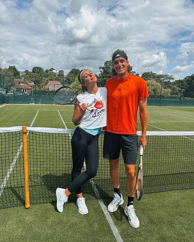 世界排名第5的希臘網球好手西西帕斯（右）近期與西班牙女將巴多薩（左）陷入愛河，兩人還共創Instagram情侶帳號。（圖取自instagram.com/tsitsidosa）