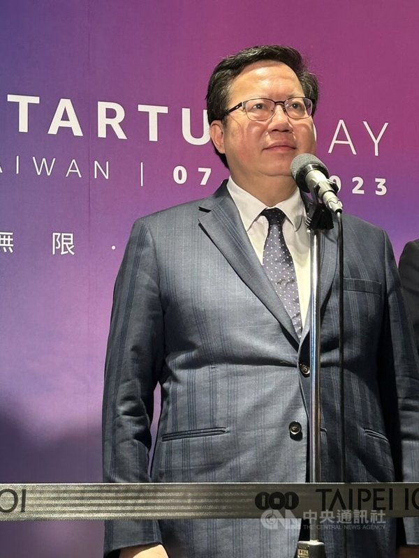 行政院副院長鄭文燦4日出席「AWS Startup Day Taiwan 2023：雲想無限 重塑新局」論壇後受訪指出，國民黨總統參選人侯友宜因為選舉變得不一樣，但國家領導人的準備工作應該要穩定，不適合陷入極端。中央社記者賴于榛攝  112年7月4日