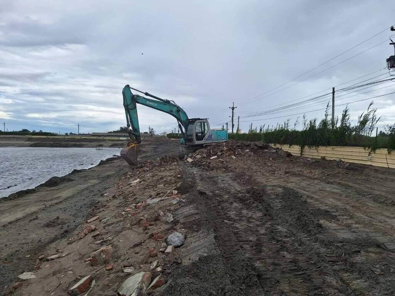 雲林縣麥寮和東勢鄉居民日前發現有農田出現怪手整地，曳引車載來許多不明土方，因此向警方和雲林地檢署檢舉。警方蒐證多日，6月底起連3天查獲3起亂倒廢土，逮捕楊姓土方業者、王姓地主等8人。（警方提供）中央社記者姜宜菁傳真  112年7月5日