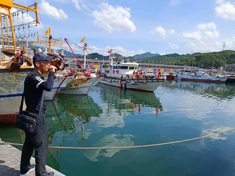 新北市消防局表示，8名潛水客5日下午在瑞芳區蝙蝠洞公園附近海域潛水時遭洋流帶走無法潛回岸邊，消防與海巡前往救援，順利將8人救起，送往瑞芳深澳漁港碼頭。（新北市消防局提供）中央社記者黃旭昇新北傳真  112年7月5日