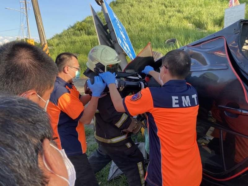 台南市左鎮區台20線5日傍晚發生1輛自小客車疑自撞電線桿而翻覆，消防人員到場將車內1男1女救出，但2人已無生命跡象，已送往醫院搶救。（台南市消防局提供）中央社記者張榮祥台南傳真  112年7月5日