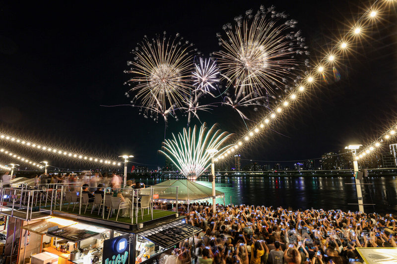 台北市大稻埕情人節今年擴大為夏日節舉辦，首場長達180秒的煙火秀5日登場，璀璨煙火照亮台北夜空，吸引民眾搶拍。中央社記者鄭清元攝 112年7月5日