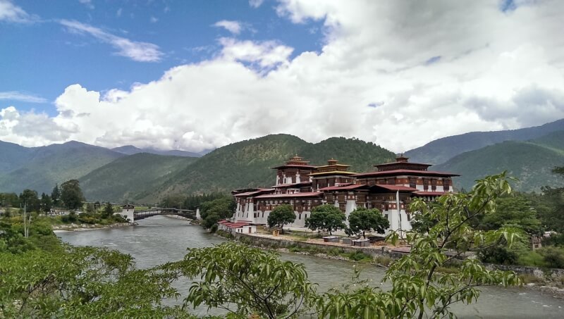 不丹素以其寺院和獨特地景聞名，長久以來號稱全球最幸福的國家，然而近年來卻面臨人口外移危機。（圖取自Pixabay圖庫）