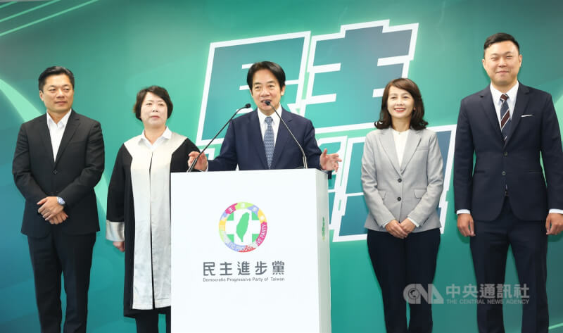 民進黨中執會5日再通過4個立委選區布局,黨主席賴清德(中)會後宣布,基隆市徵召市議員鄭文婷(左2)、宜蘭縣徵召黨部主委陳俊宇(左1)、連江縣徵召黨部主委李問(右1)、花蓮縣徵召縣議員張美慧(右2)參選。中央社記者王騰毅攝 112年7月5日
