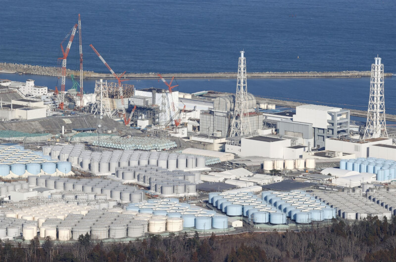 聯合國國際原子能總署4日公布報告，評估日本將核處理水排放入海的計畫符合國際安全標準。圖為福島第一核電廠內排列的處理水箱。（共同社）