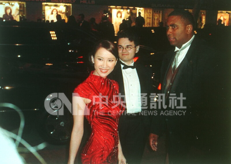 2001年李玟因演唱臥虎藏龍主題曲「月光愛人」，成為首位登上奧斯卡金像獎頒獎典禮獻唱的華語歌手。圖為她出席慶功宴。（中央社檔案照片）