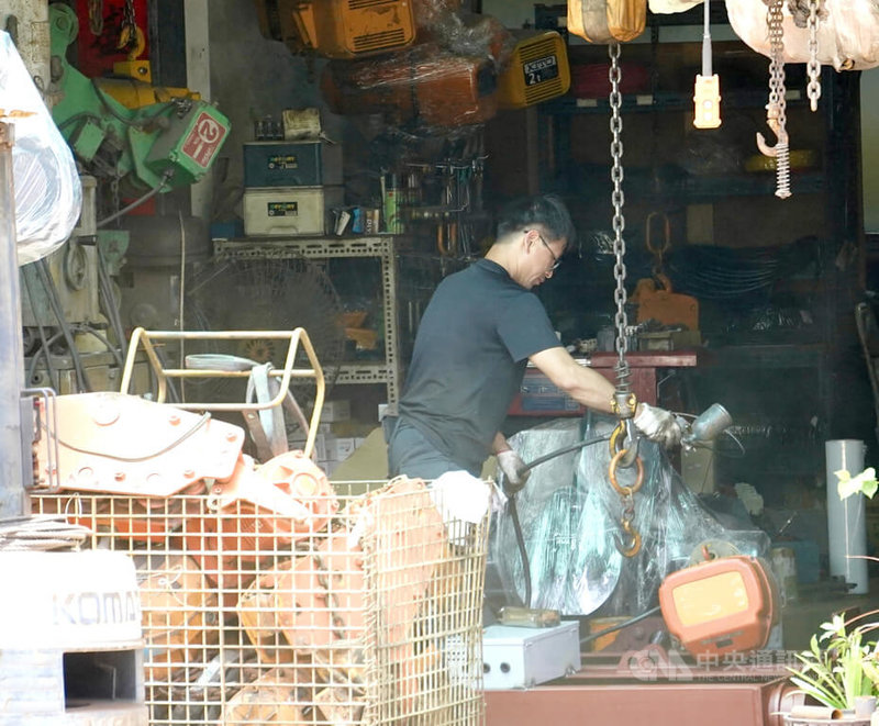 台經院5日公布5月製造業景氣燈號，連續第3個月亮出代表景氣衰退的藍燈，產業供應鏈調整時間將拉長。圖為高雄市鹽埕區升降機工程製造業者工作一景。中央社記者董俊志攝 112年7月5日