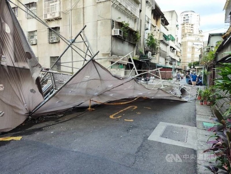 台北市晉江街附近工地日前發生強風吹倒工地外圍鷹架意外，警方獲報後派員場協助，未造成人員受傷。（翻攝照片）中央社記者劉建邦傳真  112年7月6日