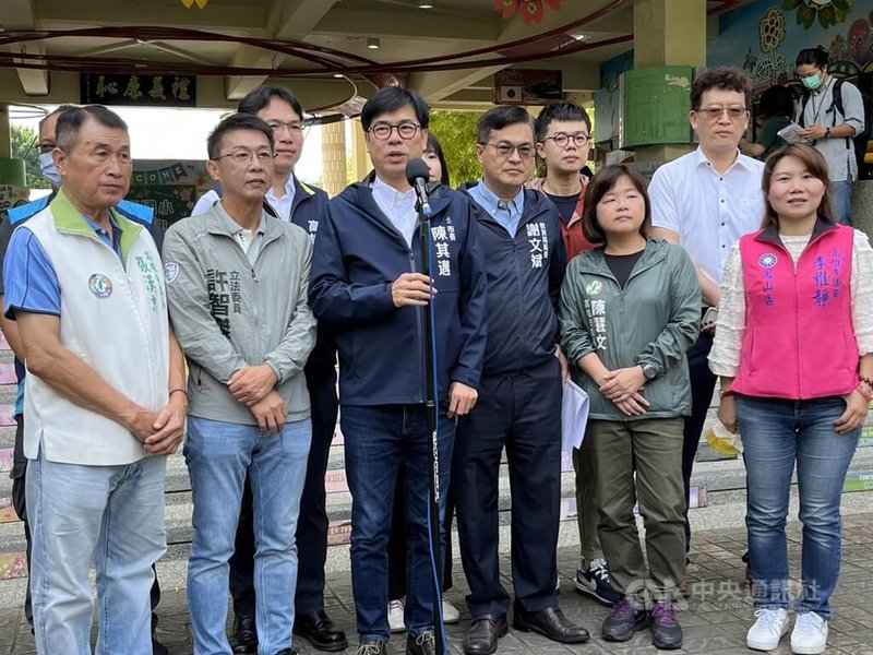 高雄市長陳其邁（前左3）6日至鳳山區中正國小視察公幼及國小身心障礙學生照顧服務，接受媒體聯訪時談到高雄市6日新增2例本土登革熱個案，2人皆有台南活動史。中央社記者林巧璉攝  112年7月6日