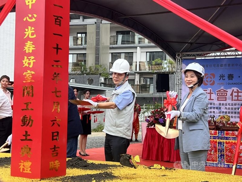 屏東社會住宅「光春好室」6日舉行動土儀式，屏東縣長周春米（右）與國家住宅及都市更新中心執行長黃景茂（右2）出席，執鏟祈求工程順利。中央社記者李卉婷攝  112年7月6日