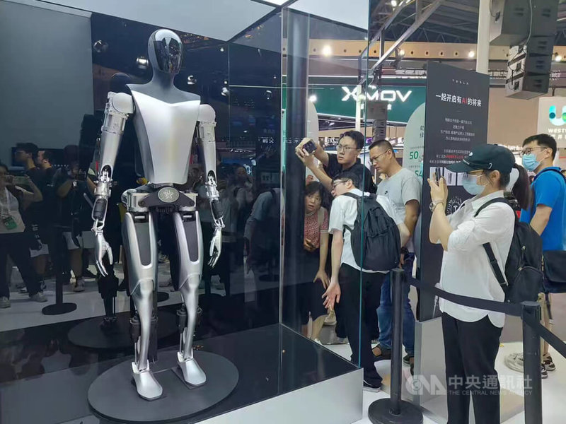 特斯拉在2023世界人工智能大會上推出的人形機器人Optimus，搭載了與特斯拉汽車同源的最新科技。該公司在展區的標語寫著：「特斯拉不只是一家汽車公司，還是一家人工智能公司。」中央社記者張淑伶上海攝 112年7月6日