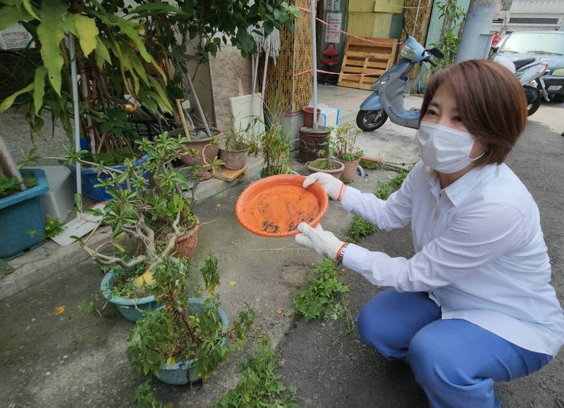 屏東縣出現今年首例本土登革熱病例，縣府6日動員人力展開社區清消，縣長周春米下午前往視察，呼籲民眾要落實積水容器清理，共同防堵登革熱。（屏東縣政府提供）中央社記者李卉婷傳真  112年7月6日