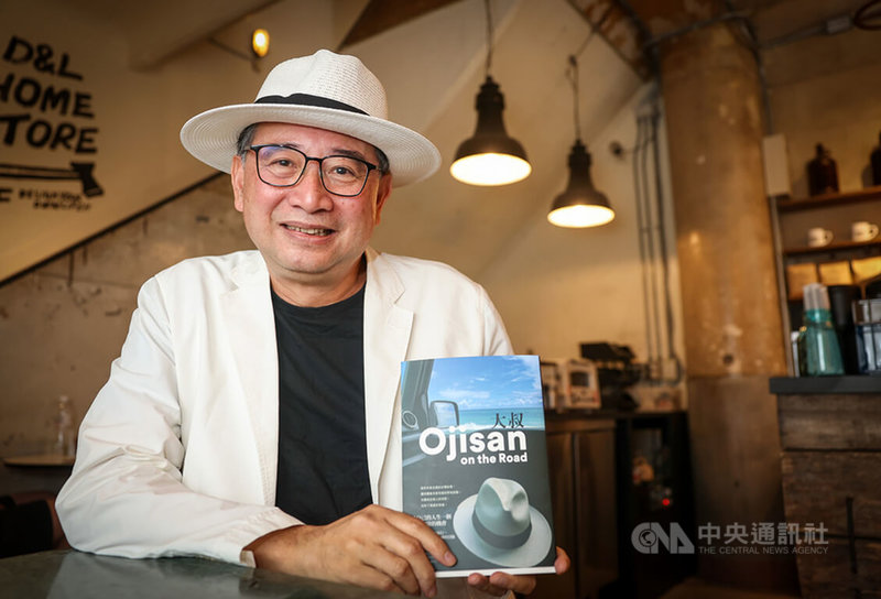 建築學者、作家李清志（圖）近期出版新書「大叔Ojisan on the Road」，他在2022年夏天與好朋友王子亦的環島計畫，同為建築出身的兩人，同樣有公路旅行的夢想，於是各自開著自己的車，展開中年大叔的壯遊。中央社記者吳家昇攝  112年7月6日