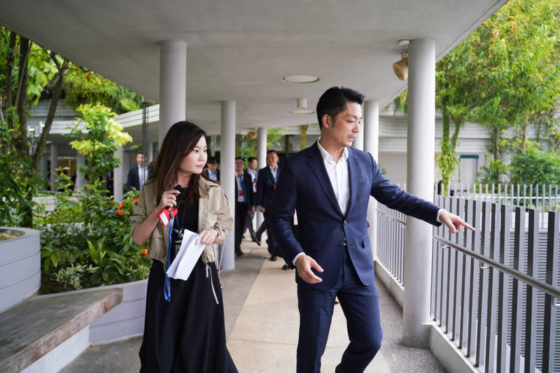台北市長蔣萬安（前右）出訪新加坡，6日下午到「海軍部村莊」參訪。這是結合老人社區、熟食中心、醫療中心、商店及托兒所為一體的綜合建築。（台北市政府提供） 中央社記者侯姿瑩新加坡傳真  112年7月6日