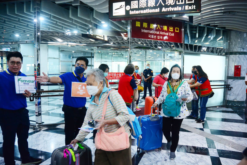 由花蓮縣政府及旅行業者促成的花蓮－泰國曼谷直航對飛，6日上午7時許迎來183名泰國及新加坡籍遊客，來台旅遊5天。中央社記者張祈攝  112年7月6日