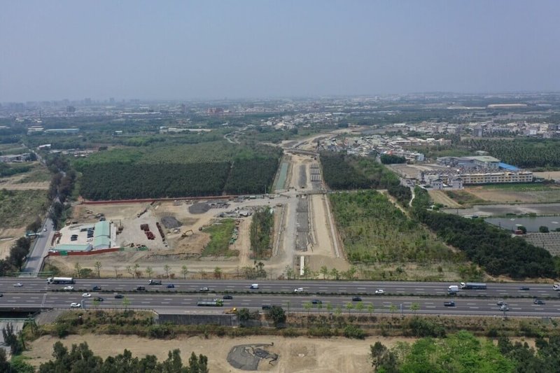 高雄市工務局持續推動橋頭科學園區聯外路網計畫，新市鎮1-2號道路預計2023年底完工，大寮路拓寬則預計在2024年5月完工。（高雄市工務局提供）中央社記者蔡孟妤傳真  112年7月6日