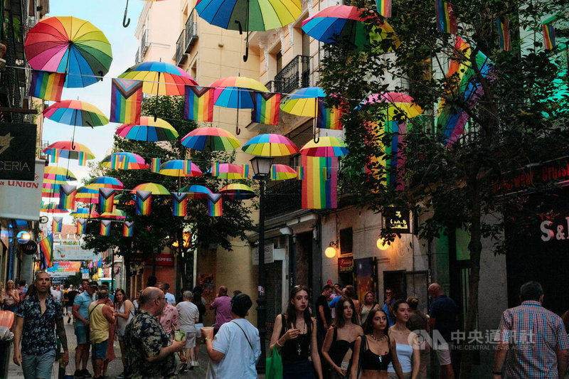 西班牙馬德里同志社區「雀卡區」（Chueca）配合「馬德里驕傲週」慶典，街頭和店家都張燈結綵，彩虹旗幟四處飄揚。圖攝於7月1日馬德里驕傲大遊行當日。中央社記者胡家綺馬德里攝  112年7月6日