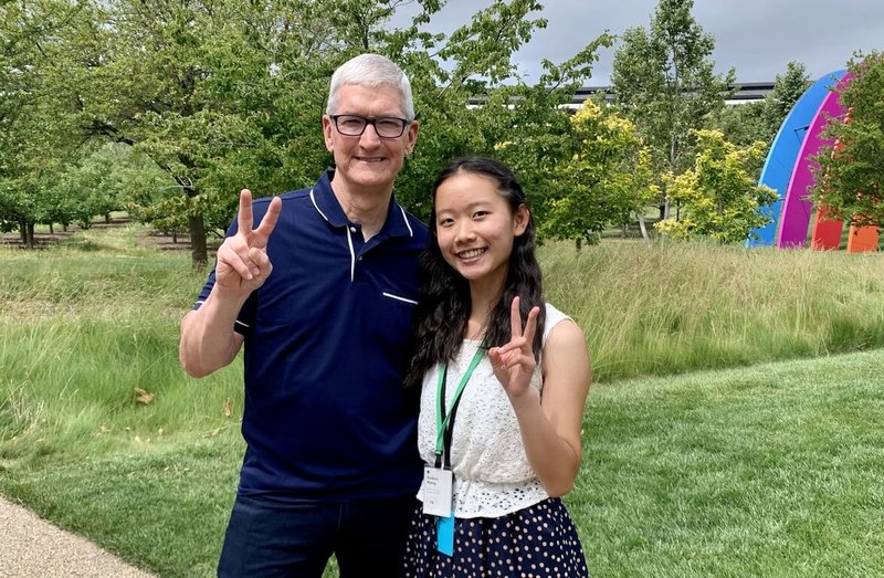 加州台裔女孩王雅宣2022年在蘋果全球開發者大會贏得Swift學生挑戰賽獎，向蘋果執行長庫克（Tim Cook）分享她設計的應用程式「Theia」。（王雅宣提供）中央社記者張欣瑜舊金山傳真  112年7月6日