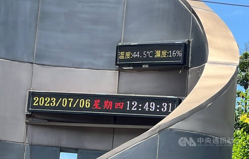 台東市豐樂工業區的戶外大型溫度計6日出現44.5度高溫,管理人員研判可能是年久失修產生誤差,決定先關閉。中央社記者盧太城台東攝 112年7月6日