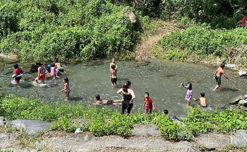 台東6日高溫炎熱,延平鄉蝴蝶谷湧入泡水人潮,放暑假的孩童們開心打水仗。中央社記者盧太城台東攝 112年7月6日