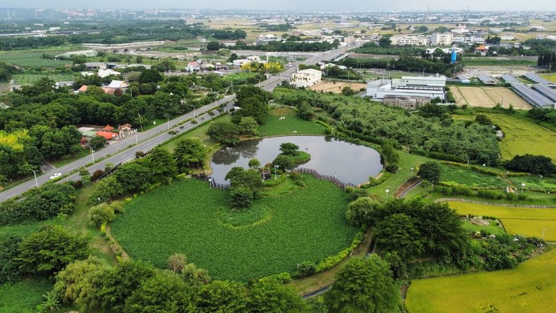 嘉義縣環保局6日表示，嘉義縣大林鎮明華溼地生態園區，經10餘年經營，已兼具休憩、休閒、教育及生態保育功能。（嘉義縣環保局提供）中央社記者蔡智明傳真  112年7月6日