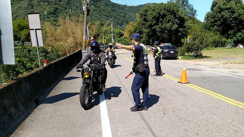 台中市東勢警分局啟動「靜城專案」，攔截超速、噪音車，執行2個月已取締超速違規1978件。（民眾提供）中央社記者趙麗妍傳真  112年7月6日