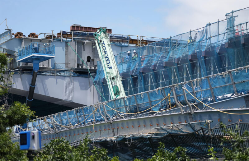 日本靜岡市清水區一處國道高架道路工程6日發生鋼骨掉落意外。附近居民聽到兩次巨響後感覺左搖右晃。（共同社）