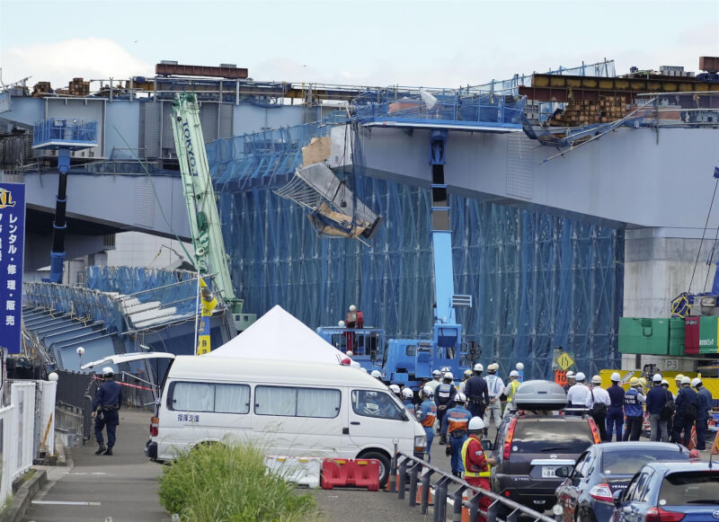 日本靜岡市清水區一處國道（類似台灣的省道）高架道路工程6日發生鋼骨掉落意外，造成2人不幸死亡、6人受到輕重傷。（共同社）