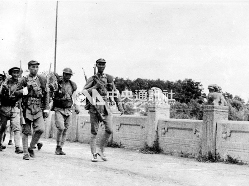 我方士兵緊急調至盧溝橋防禦日軍進襲。（中央社檔案照片）