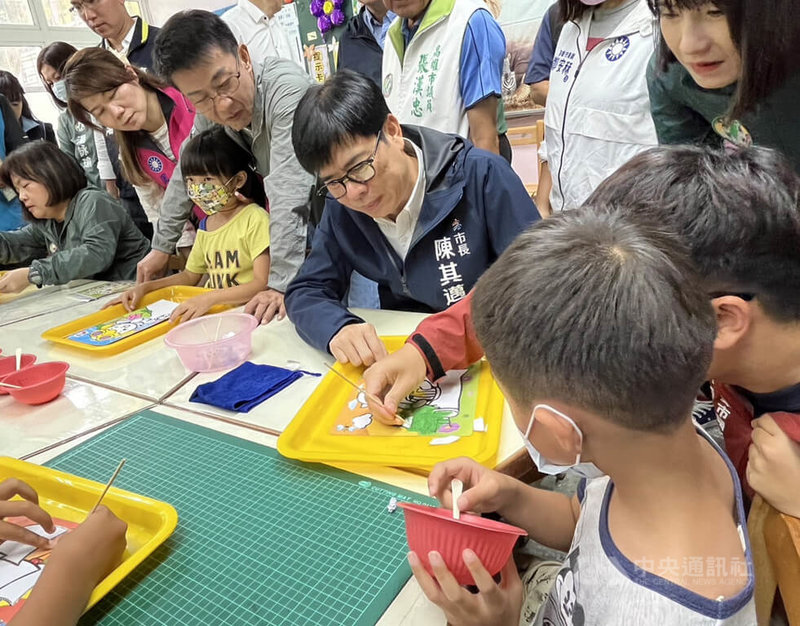 高雄市政府7月起同步推出身心障礙學生課後照顧專班和公幼延長照顧服務，高雄市長陳其邁（中）6日至鳳山中正國小視察開辦情形，與專班學生一起玩沙畫。中央社記者林巧璉攝  112年7月6日