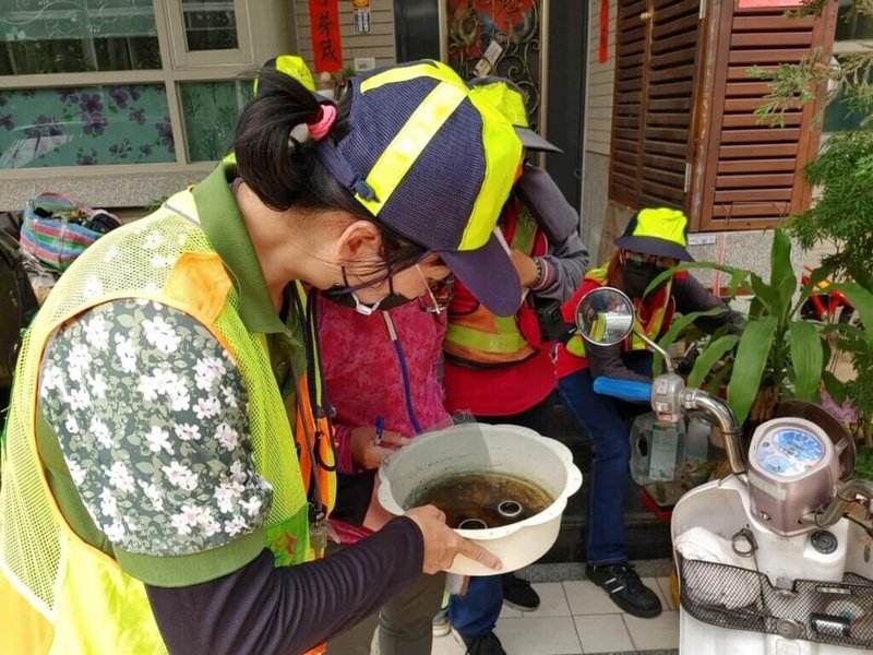 台中市衛生局7日表示，一名戶籍地在台南、工作地在台中的民眾，於端午連假後返回台中工作，因發燒就醫檢驗，疑為台中首例本土登革熱病例，中市府已展開相關防治工作。（台中市政府提供）中央社記者蘇木春傳真  112年7月7日