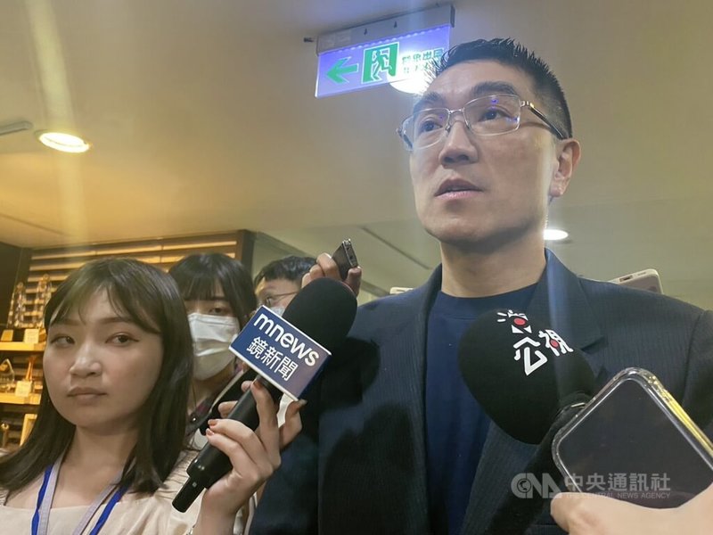 協和電廠四接環評案7日再審,由於基隆市政府日前廢止原則同意公文,環評是否可繼續審查成為討論焦點,基隆市長謝國樑(右)在會議休息時間受訪表示,還是希望開發案可以先得到市府同意再繼續審查。中央社記者吳欣紜攝 112年7月7日