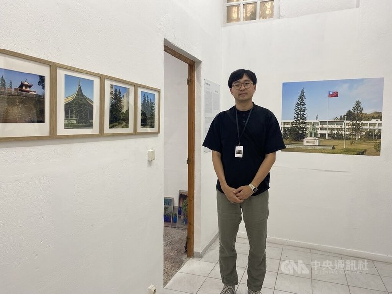 郭哲希關注歷史與轉型正義,法國亞爾國際攝影節展出系列作品探討政治與地景植被的關係。他發現,不少過去威權銅像周邊都種植南洋杉,曾被形容為「台灣獻給蔣中正的樹」,其政治意義不言而喻。中央社記者曾婷瑄亞爾攝 112年7月7日