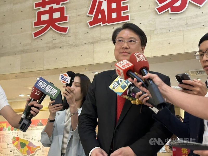 內政部長林右昌(右2)7日下午出席第101屆國際合作社節慶祝大會前受訪表示,住宅問題是慢性病得慢藥醫治、全方位處理,其中一項政策措施「中產以下房貸戶支持專案」首波合格申請戶逾25萬戶,10日就將發放第一批支持金。中央社記者賴于榛攝 112年7月7日