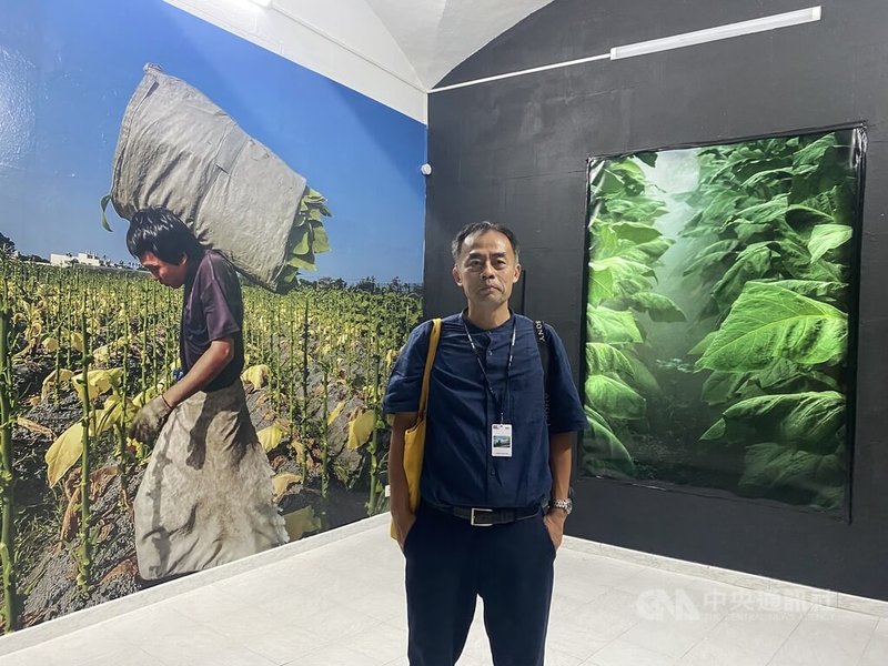 許震唐受邀參加法國亞爾國際攝影節,「二忘菸水」作品展現由於農業經濟的轉變,許多地景都已經或逐漸消失。他表示,攝影本質就是時間的創作,作品與思考須經過時間的淬煉和沈澱。中央社記者曾婷瑄亞爾攝 112年7月7日