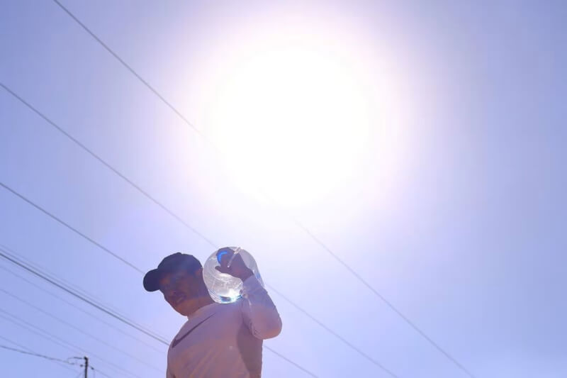 歐洲聯盟氣候監測機構6日表示，全球經歷了有紀錄以來最熱的6月。圖為墨西哥一名男子在艷陽下搬運裝滿水的容器。（路透社）