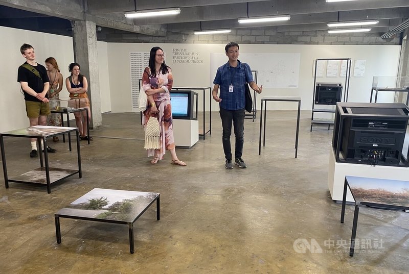 羅晟文(右1)獲得法國亞爾國際攝影節主辦方邀請,於會內單元展出,呈現結合攝影、錄像、珠寶的大規模尋寶遊戲Watch Out。圖為羅晟文向參觀民眾分享創作心得與提問互動。中央社記者曾婷瑄亞爾攝 112年7月7日