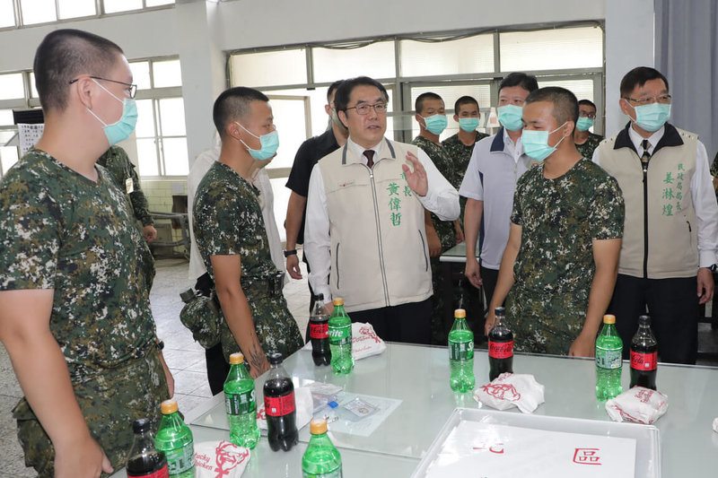 台南市長黃偉哲（前左3）7日前往嘉義縣中庄營區陸軍步兵101旅探視新訓役男，關懷台南子弟入伍訓練情況，並送上炸雞和飲料為官兵加油。（台南市政府提供）中央社記者楊思瑞台南傳真  112年7月7日