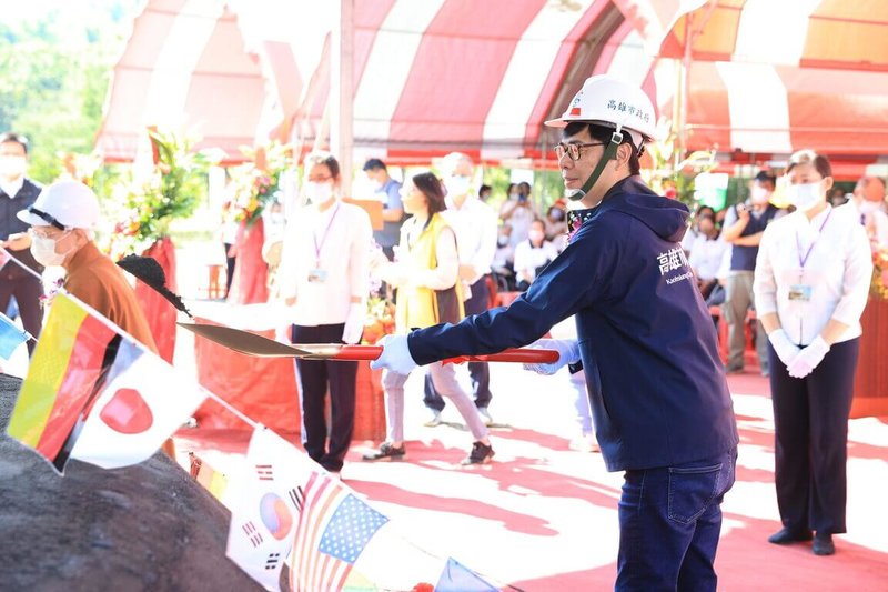 高雄市私立彌勒家園老人長期照顧中心2期工程7日開工動土，市長陳其邁（前）等人出席。（高市府提供）中央社記者蔡孟妤傳真  112年7月7日