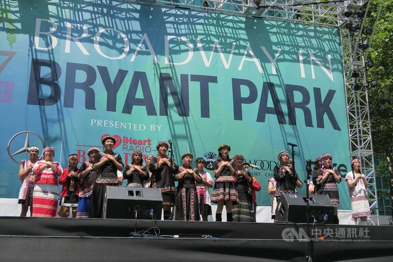 紐約布萊恩公園百老匯活動6日以台灣原聲國際學院合唱團5分鐘組曲暖場，20多名團員身著原住民傳統服飾演出。中央社記者尹俊傑紐約攝  112年7月7日