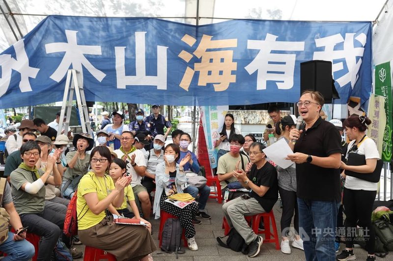 協和電廠四接環評案7日下午再審,守護外木山行動小組及聲援民眾在環保署門口集結表訴求。中央社記者趙世勳攝 112年7月7日