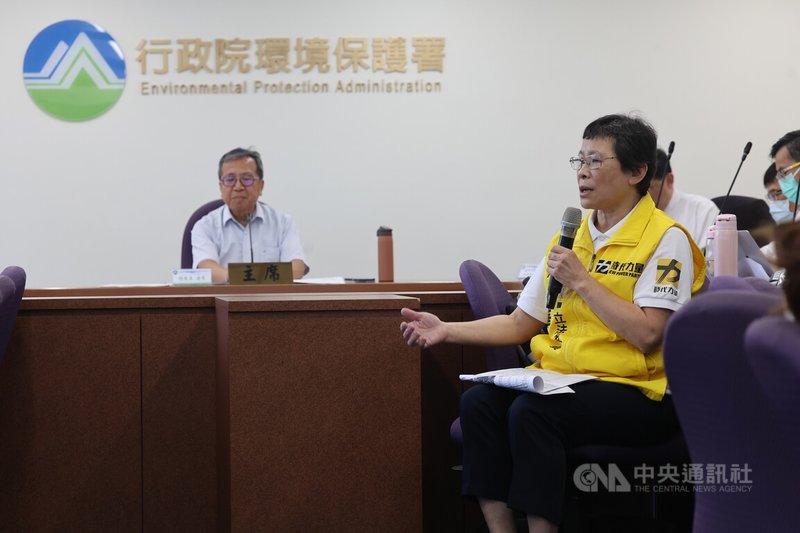 協和電廠四接環評案7日下午在環保署再審,時代力量立委陳椒華(右黃色背心者)會中提出程序問題,指台電所提2.0版本跟3.0版本已不同,東移地點海底深度多少米、是否有照規定做生態調查等都有疑慮,認為開發單位應補足資料再送環評審查。中央社記者趙世勳攝 112年7月7日