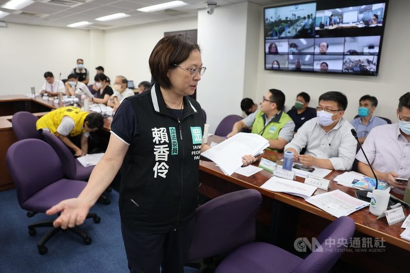 環保署7日下午續審協和電廠四接環評案,會議在兩度休息後,環保署環評委員突然全部消失,且出現在原本會議室直播上並開始審查會議,讓待在原地點的全體人員傻眼,且在場人士都不知道換到哪個會議室續審,民眾黨立委賴香伶(前)當場表達不滿。中央社記者趙世勳攝 112年7月7日