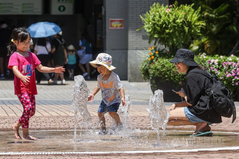 圖為家長帶孩子到台北市立動物園遊玩，小朋友在廣場噴水池戲水消暑。中央社記者鄭清元攝 112年7月6日