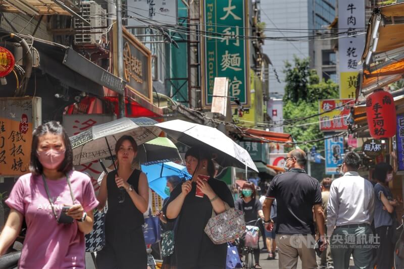 圖為台北市忠孝新生商圈，民眾撐傘外出買午餐。中央社記者趙世勳攝 112年7月6日