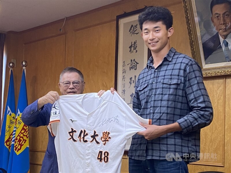 剛加盟美職聖路易紅雀隊的台灣投手林振瑋（右）7日返回文化大學，他表示，非常感謝文化大學及董事彭誠浩（左）的幫助，並送上簽名球衣。中央社記者楊啟芳攝 112年7月7日