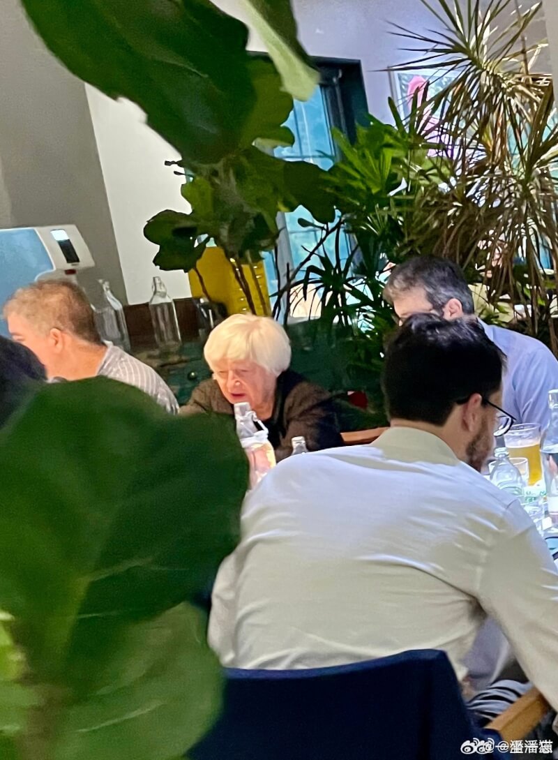 美國財政部長葉倫（後中）訪中第一餐與同僚到北京三里屯的餐廳享用雲南家常菜。（圖取自一坐一忘微博網頁weibo.cn）