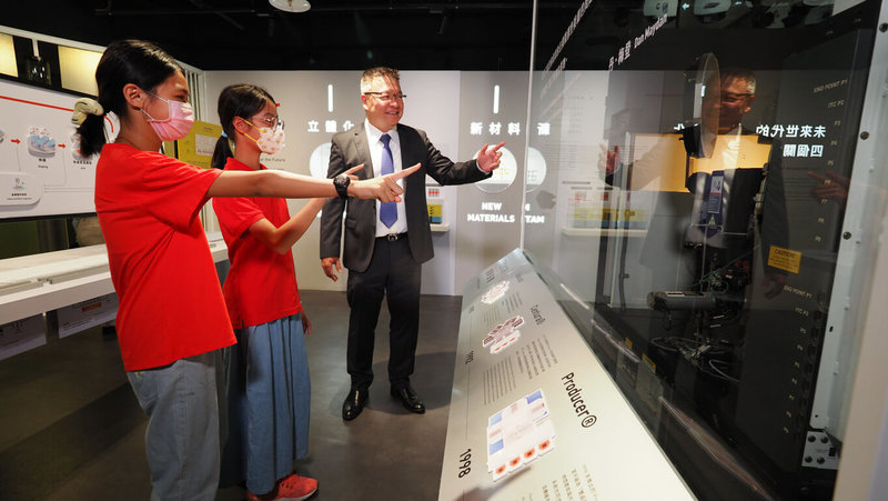 國立台灣科學教育館揭幕全新的「創新！合作！半導體未來館」，和應用材料公司集團合作，讓學生透過互動裝置學科學。（科教館提供）中央社記者陳至中台北傳真  112年7月7日